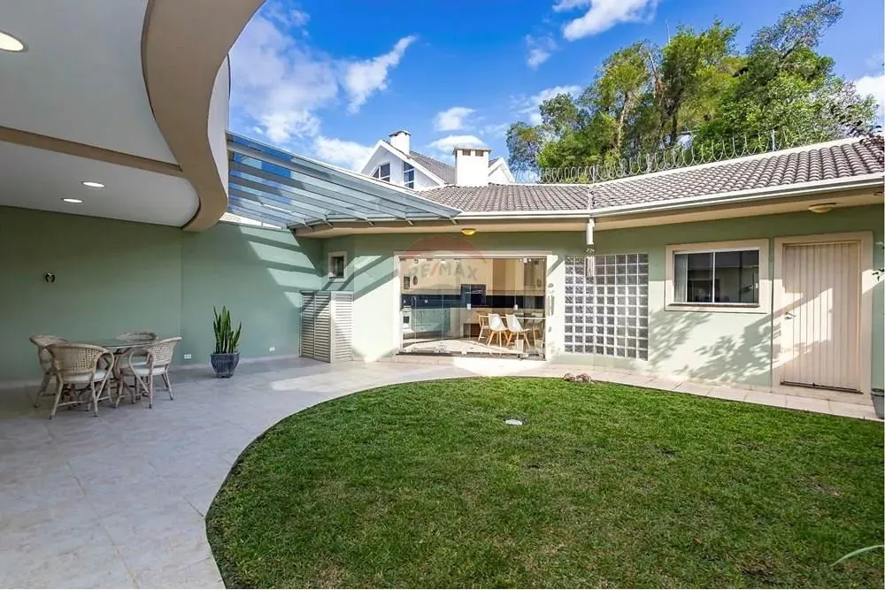 Casa mobiliada para locação em Santa Felicidade, com 287m², 4 quartos, sendo 2 suítes, 1 c