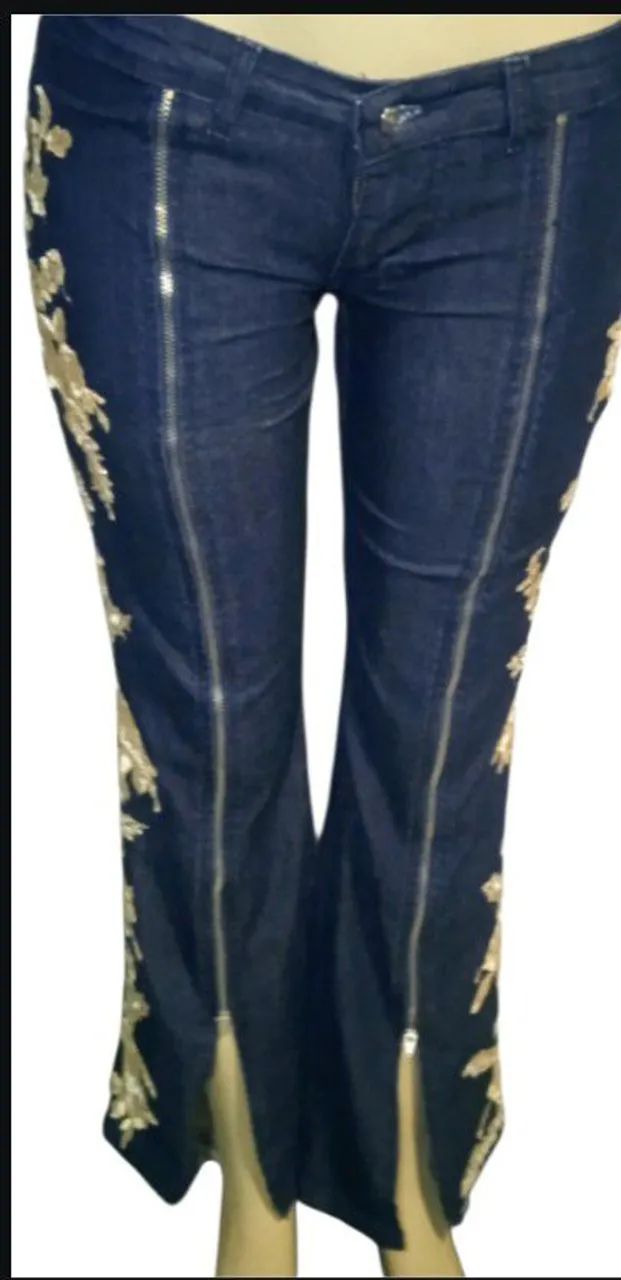 Calça Jeans Flare com Zíperes e Detalhes Dourados