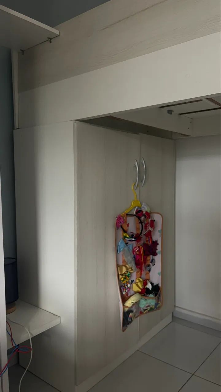 Cama Alta Funcional com Guarda-Roupa e Escrivaninha. Completa e Moderna! - Foto 2