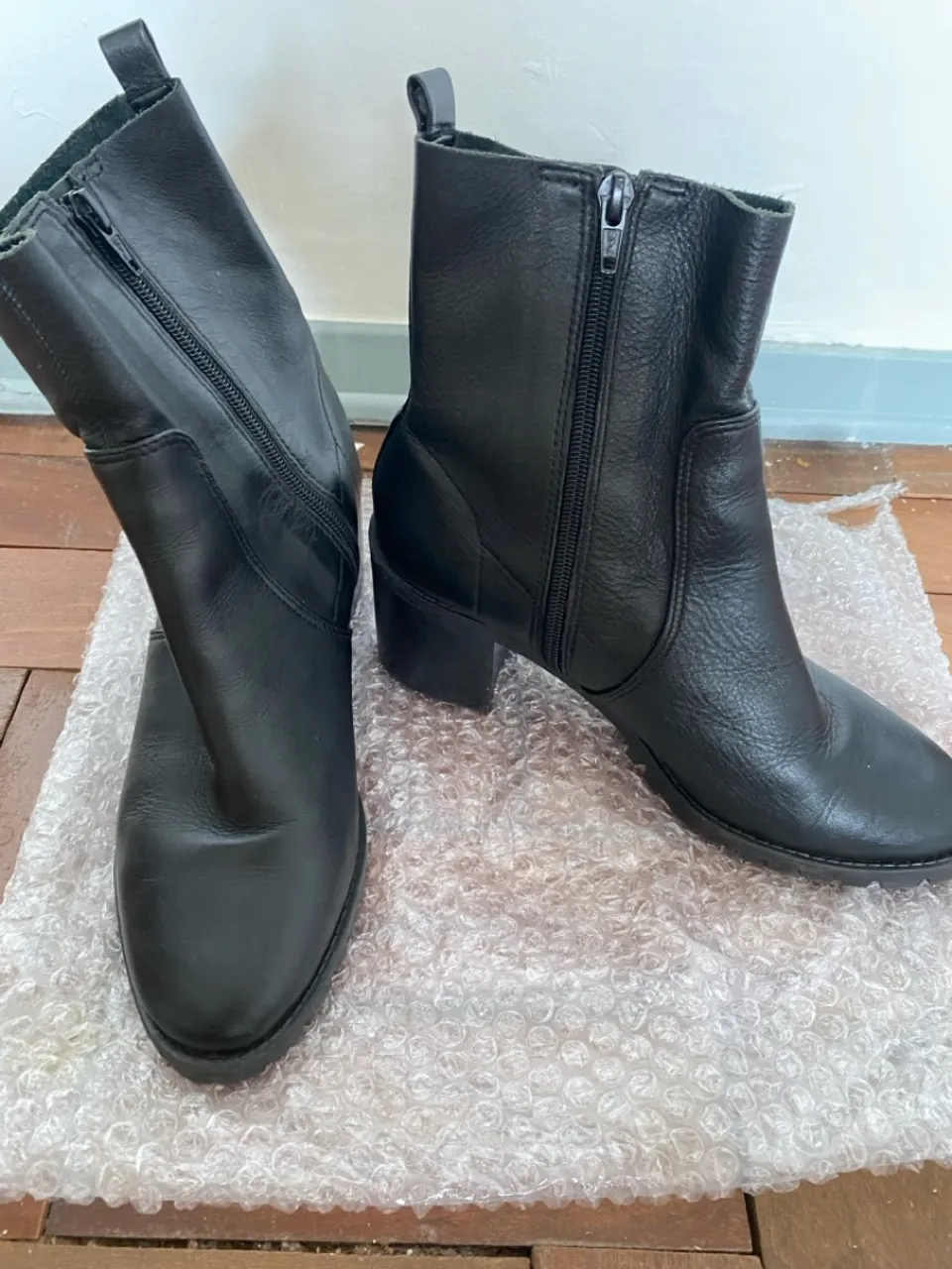 Botas de couro pretas estilo coturno
