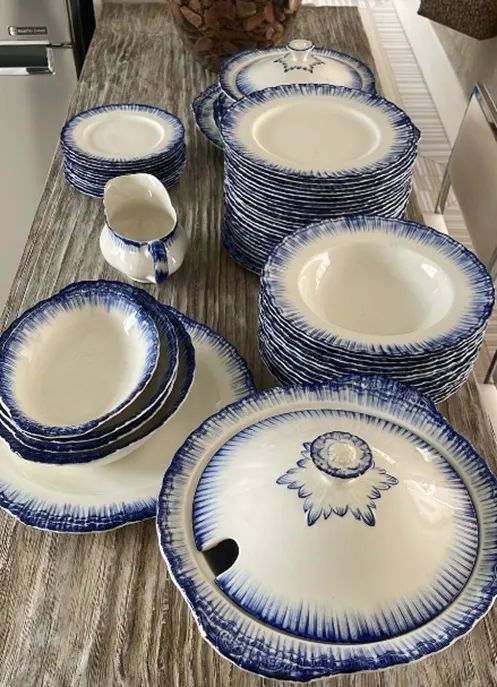 Antigo aparelho de jantar em porcelana inglesa, de família