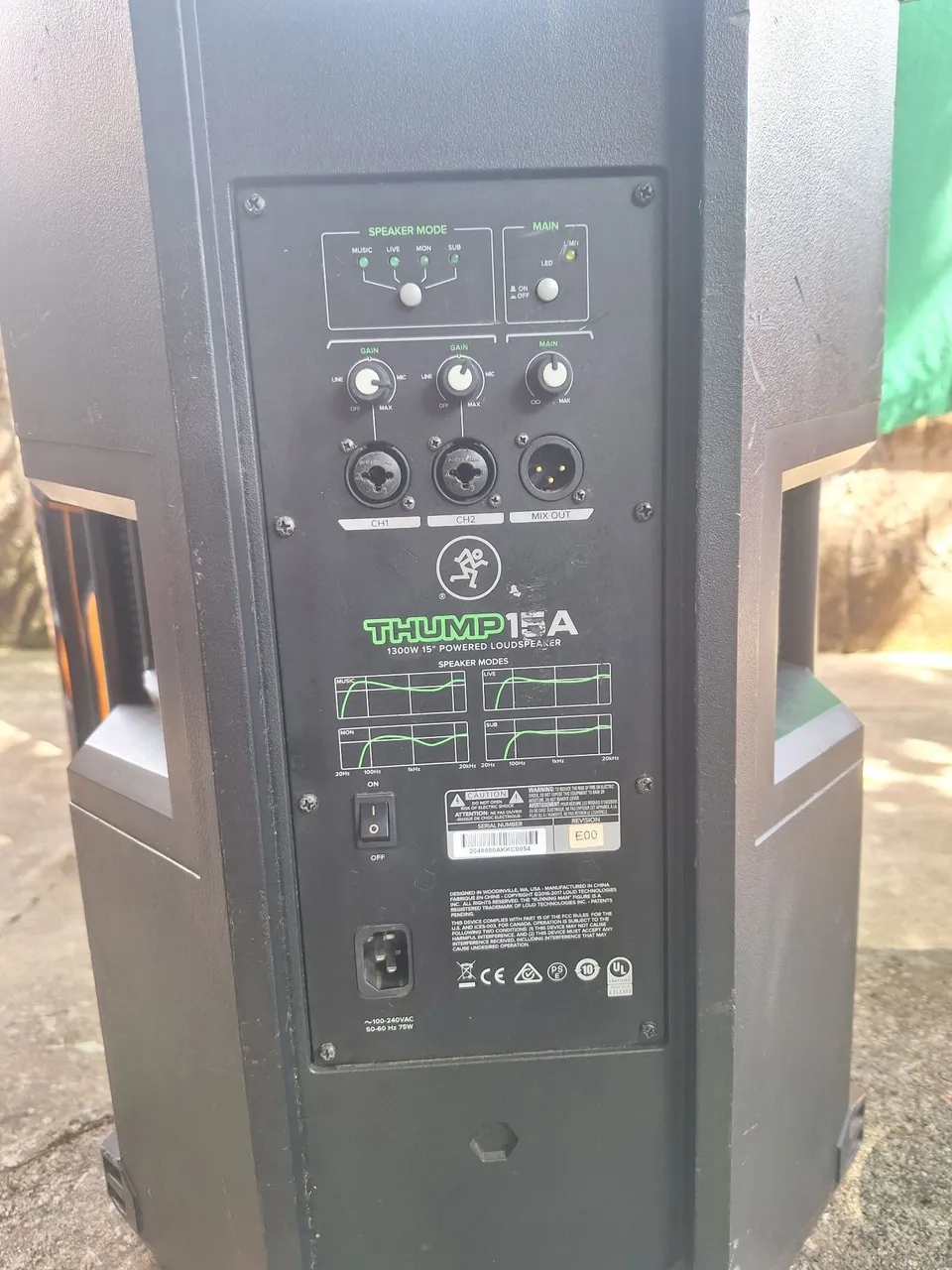 Caixa ativa mackie Thump 15A - com semi case.
