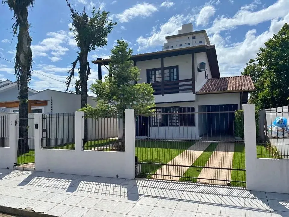 Sobrado para venda tem 420 metros quadrados com 4 quartos em Santa Felicidade - Curitiba -