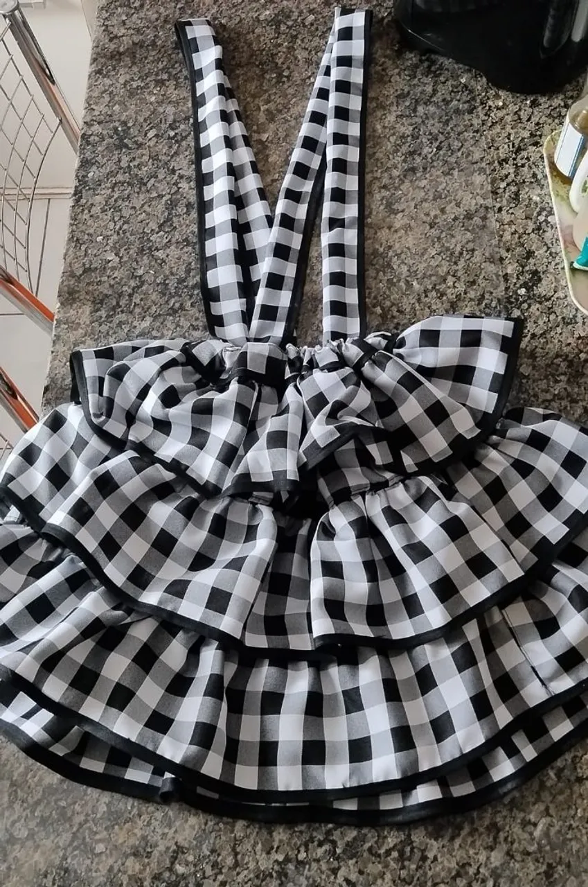 Macacão xadrez preto e branco com babados