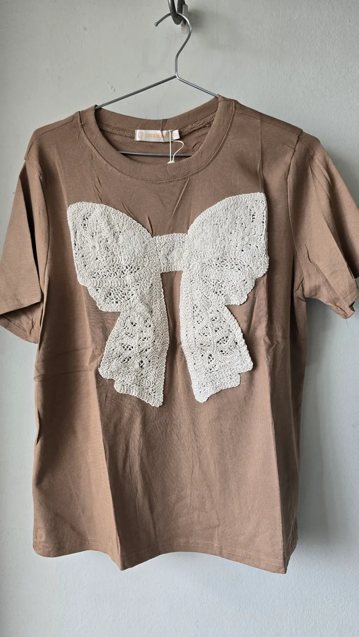 Blusa feminina com laço bordado