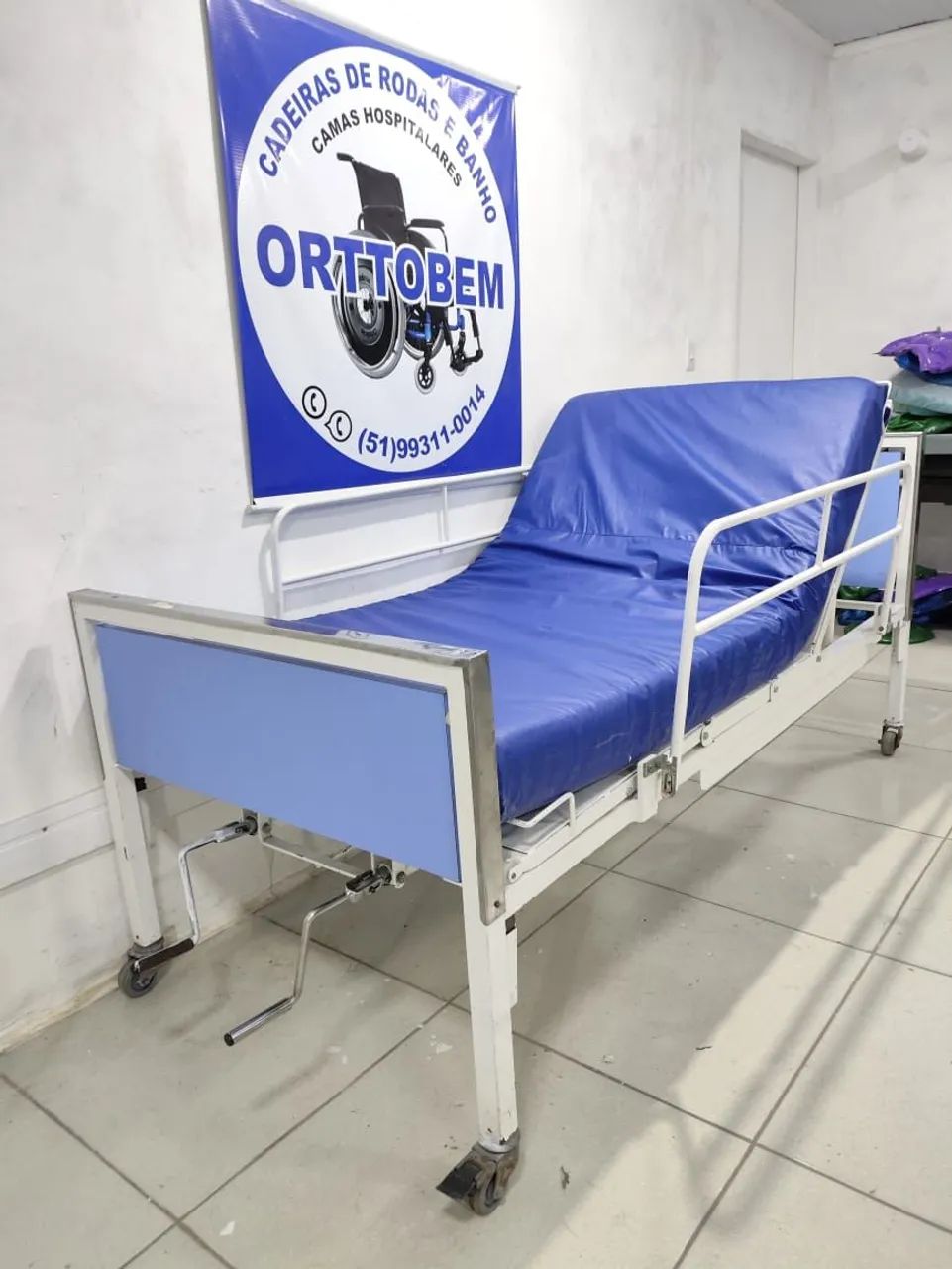 Cama Hospitalar 2 Manivelas com Colchão Impermeável e Travesseiro Guardas laterais  - Foto 2