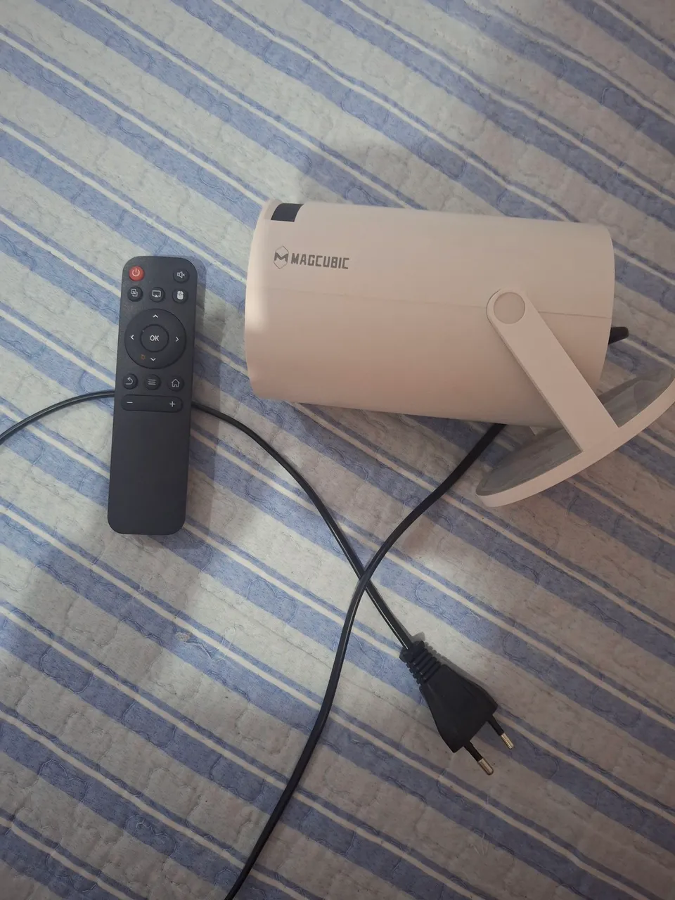 Projetor Multimídia Portátil - Compatibilidade Total