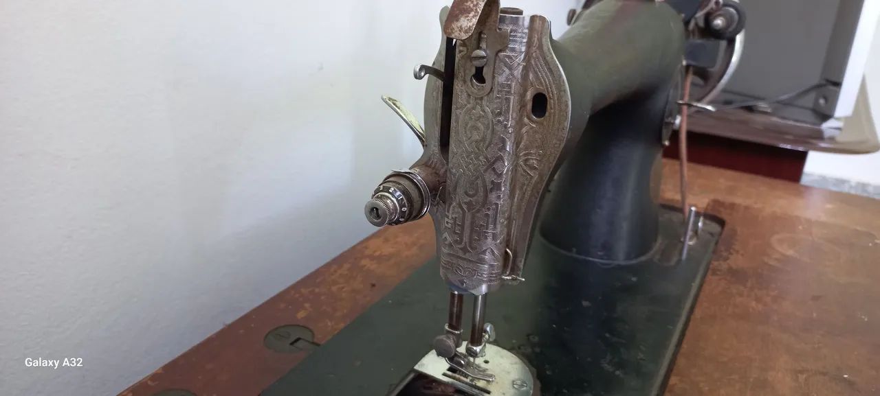 MAQUINA DE COSTURA COM GABINETE SINGER - Foto 4