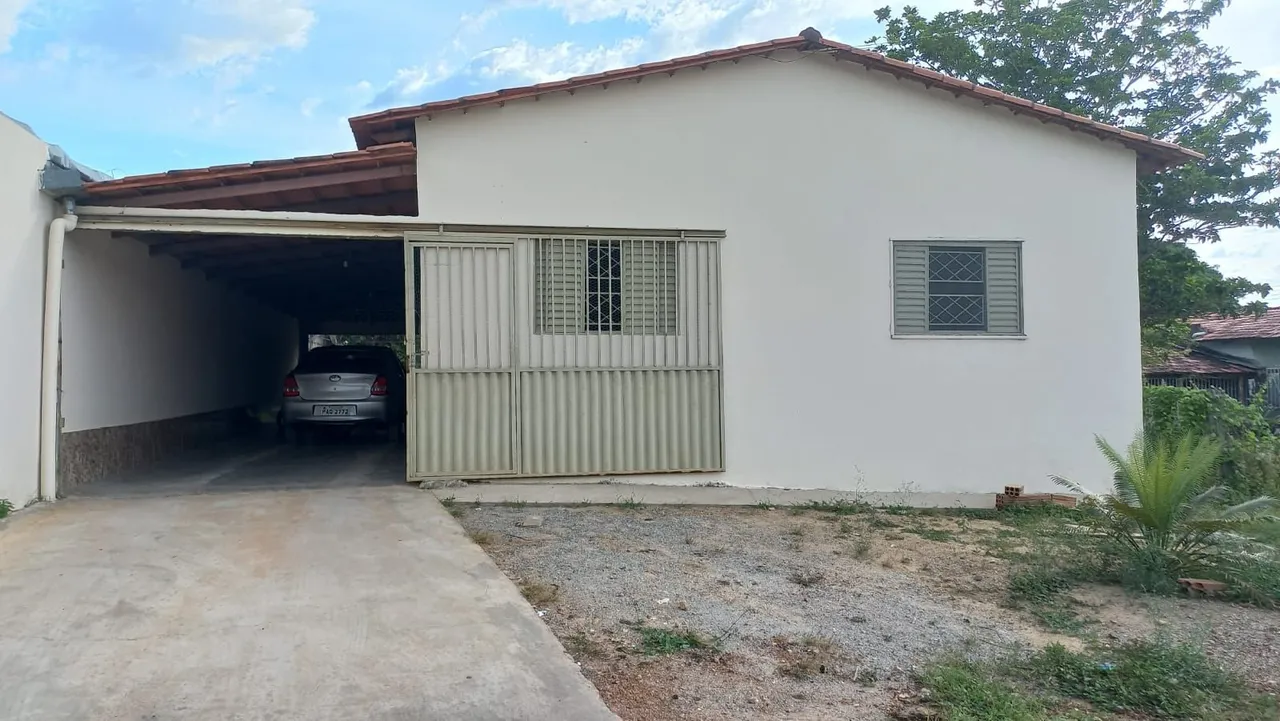 Casa com garagem e área externa