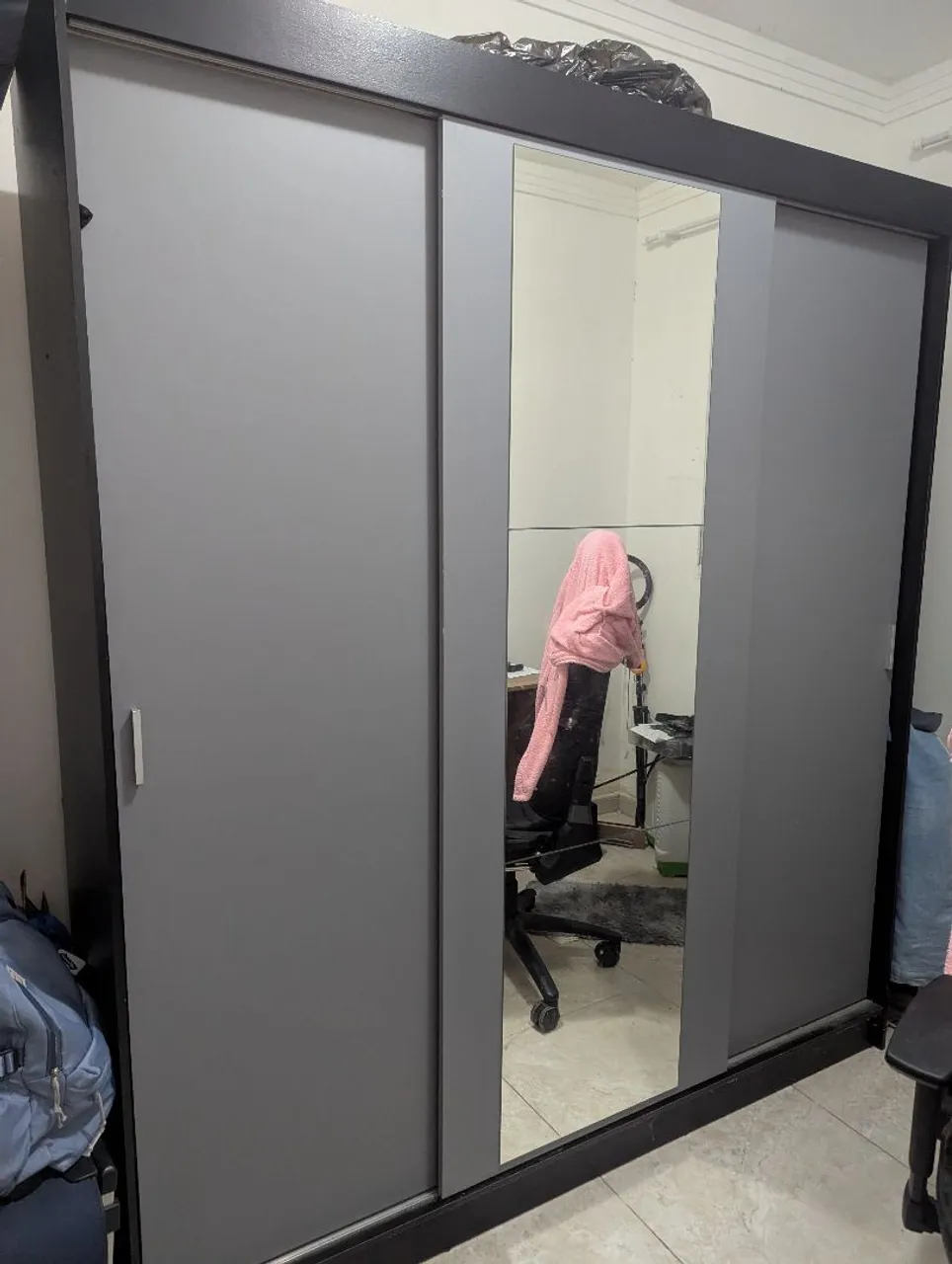 Guarda-Roupa 3 Portas Cor Cinza com Espelho