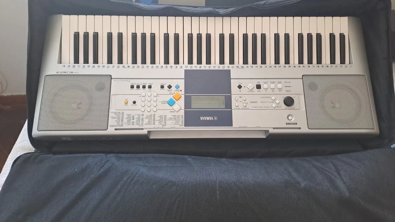 Teclado Yamaha com suporte