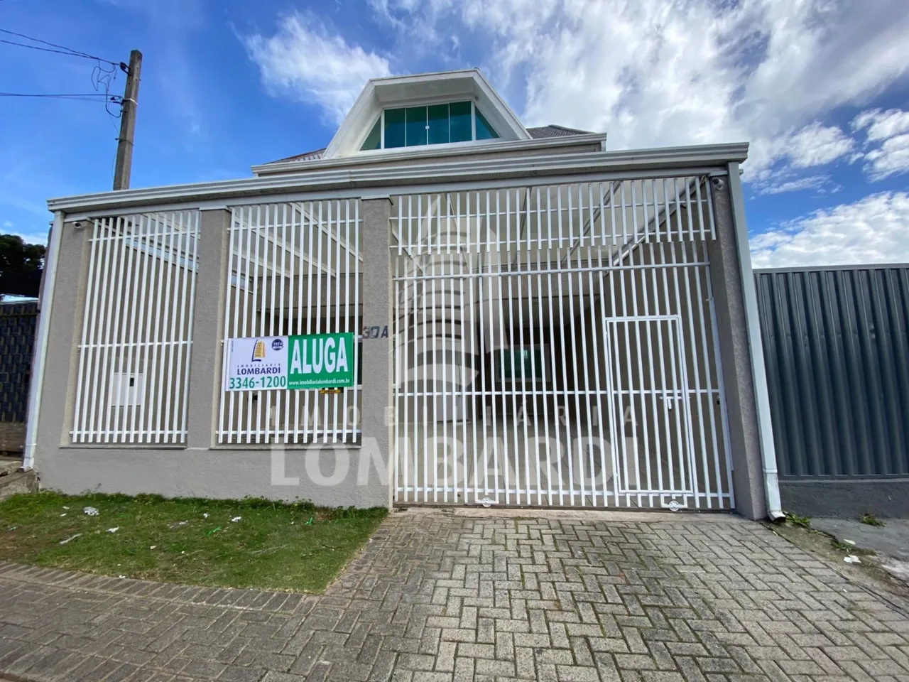 Sobrado com 3 quartos para alugar por R$ 4000.00, 200.00 m2 - CAPAO RASO - CURITIBA/PR