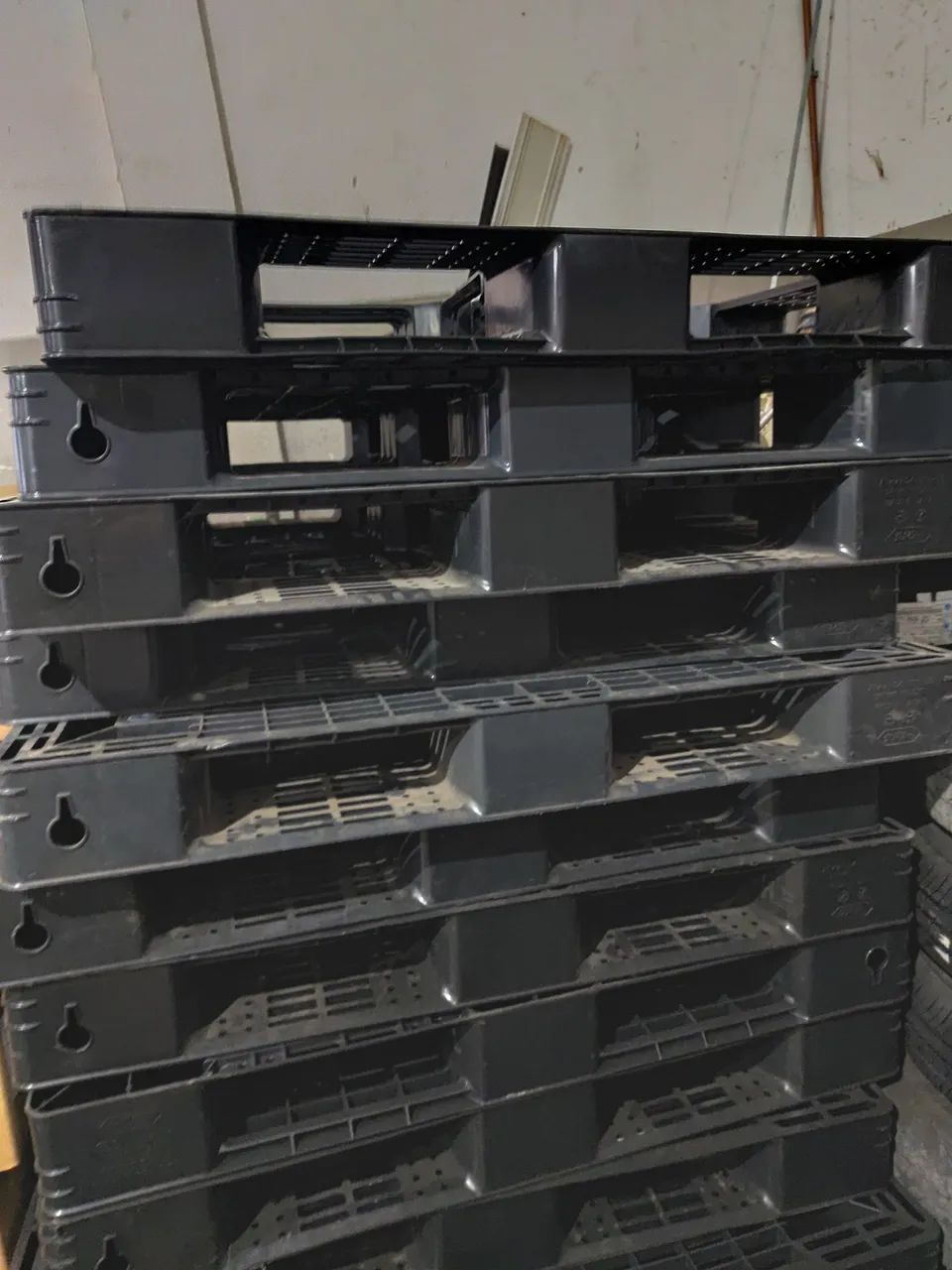 Vendo palets de plástico aceito oferta quero me desfazer logo