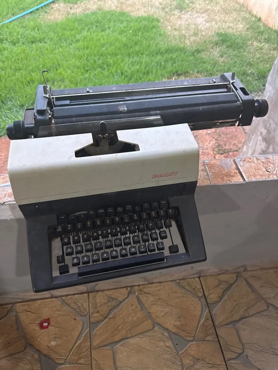 Máquina de escrever antiga Facit