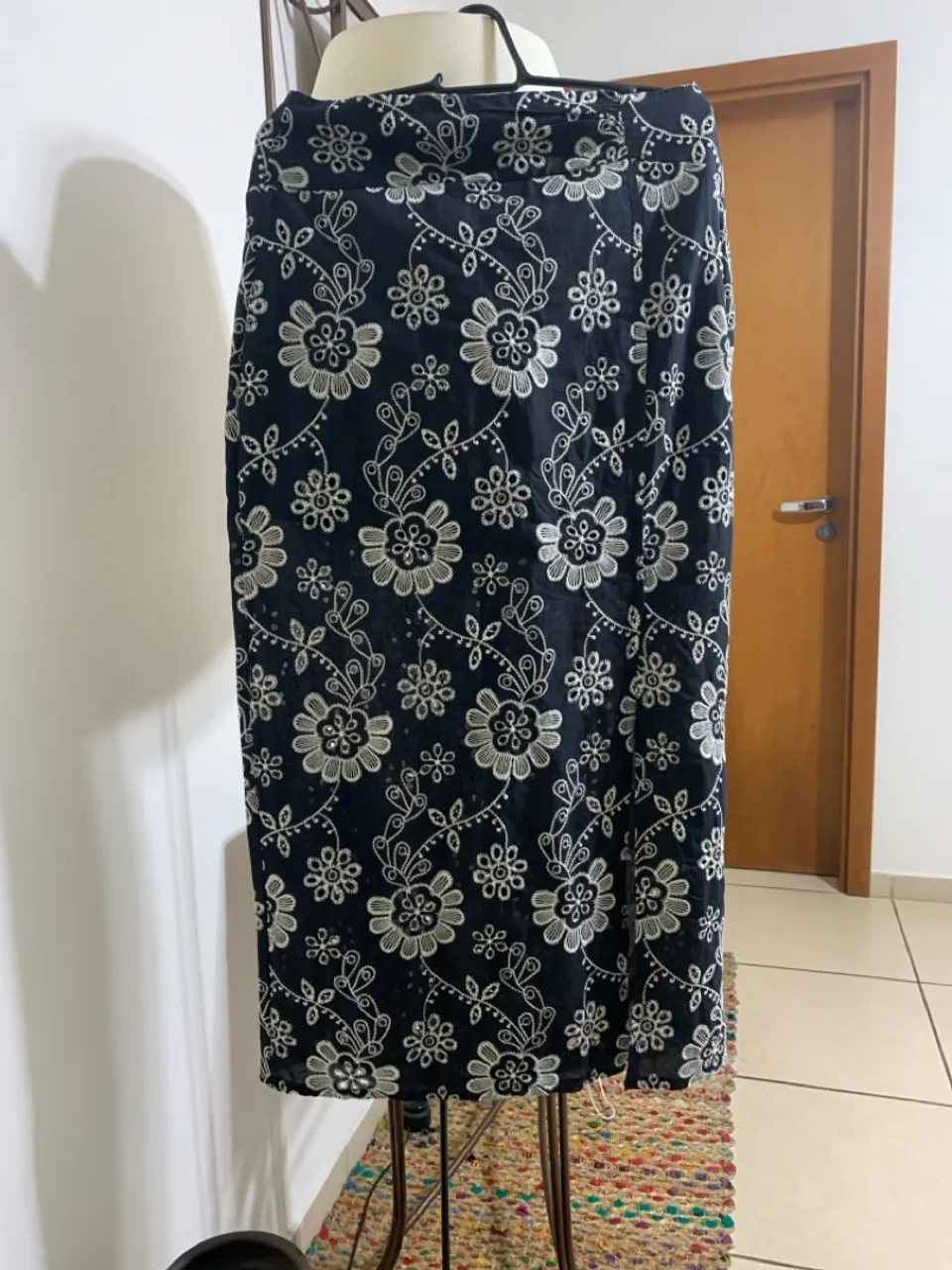 Saia em cambraia bordada. Colcci original.