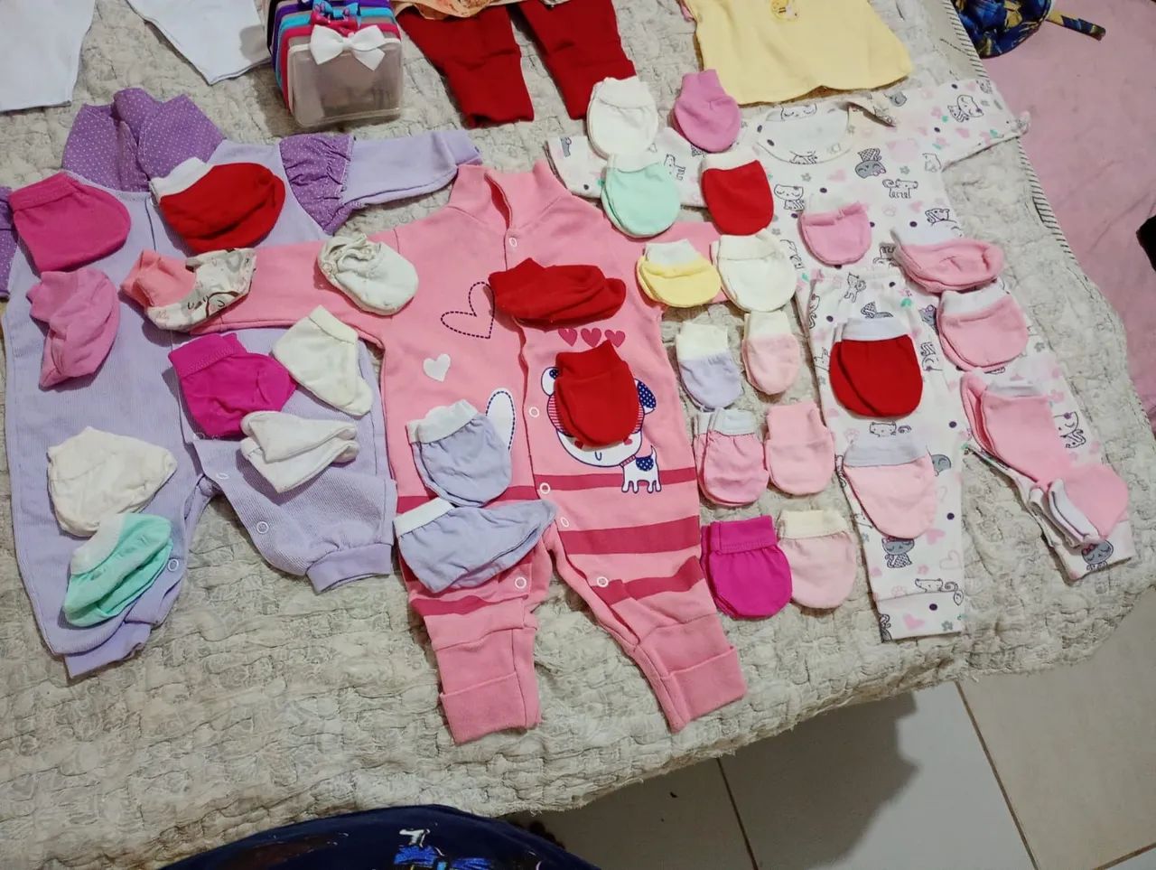 Lotes de roupinha de bebê.