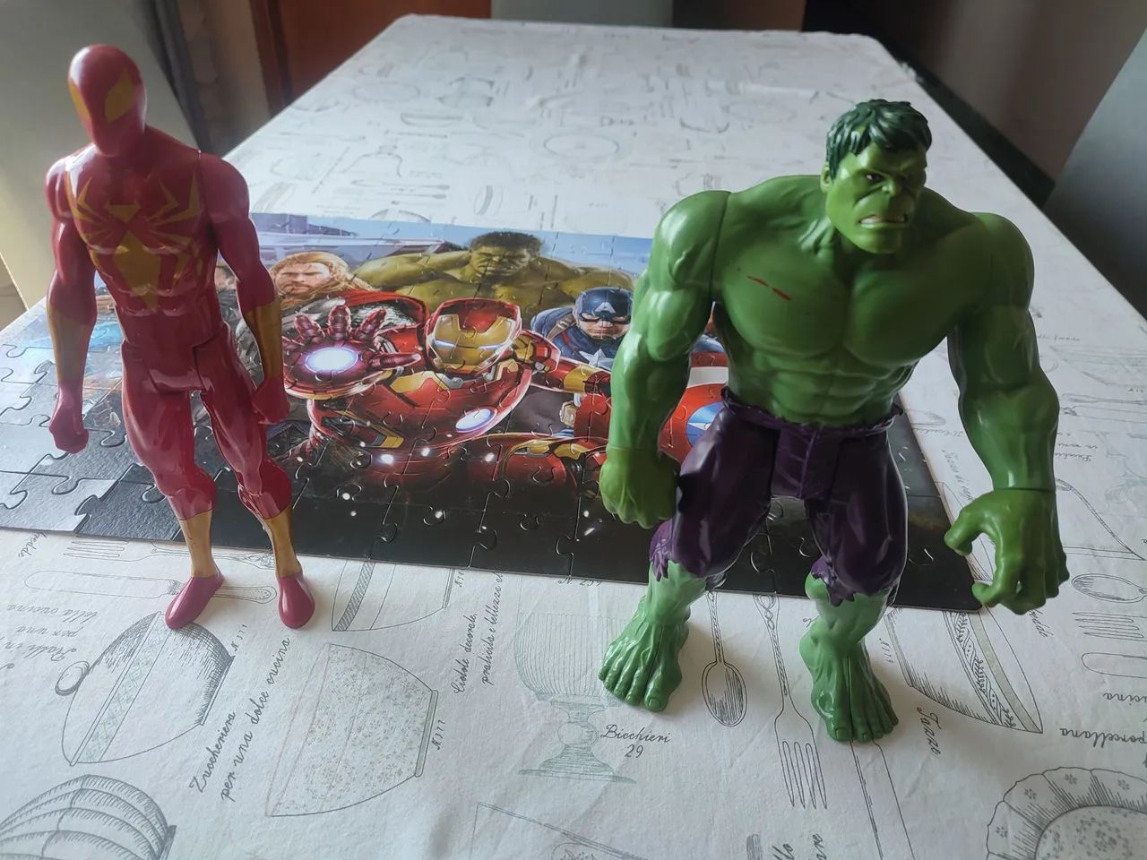 Bonecos Marvel Hulk e Homem-Aranha