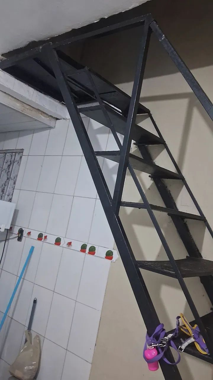 Vendo escada 10 degraus e 1 patamar