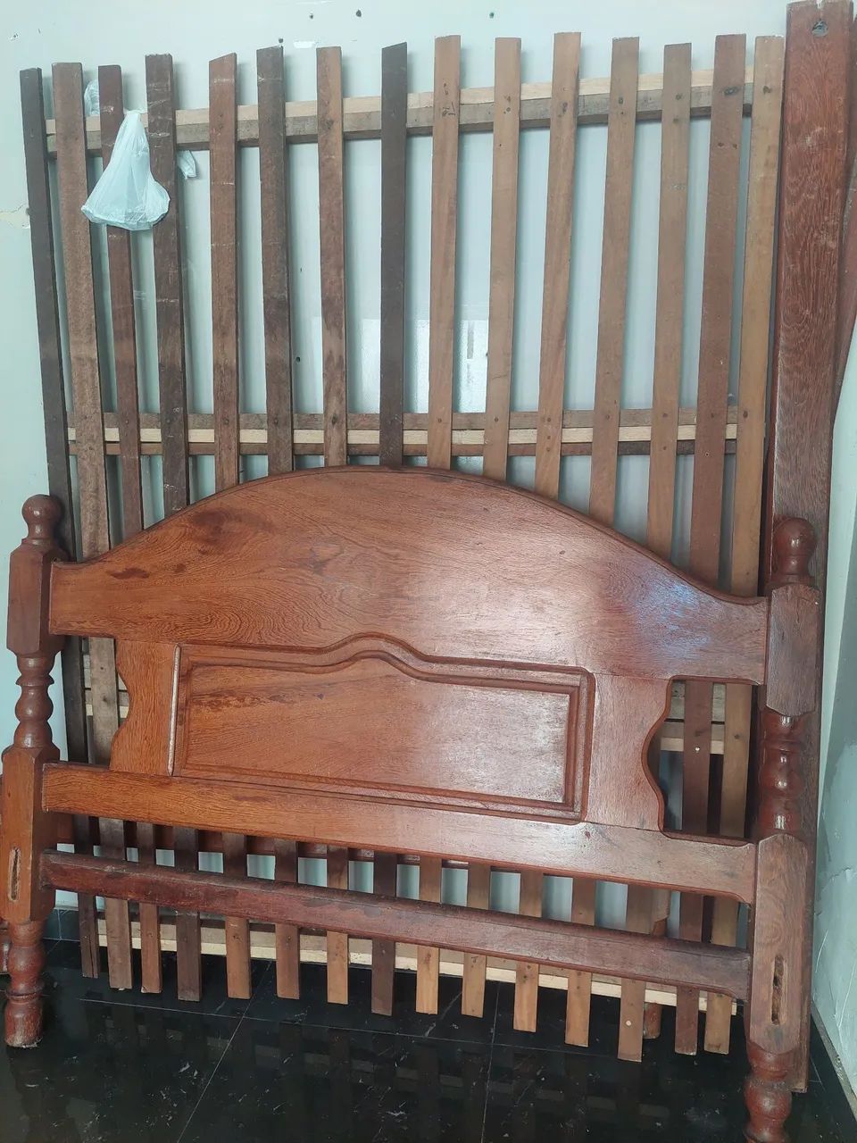 Cama de madeira maciça 