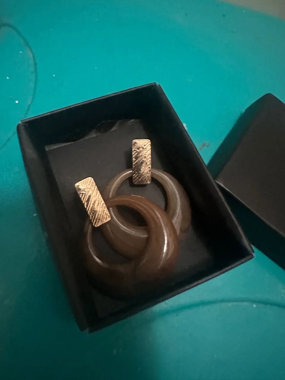 Brincos de argila com detalhes em dourado