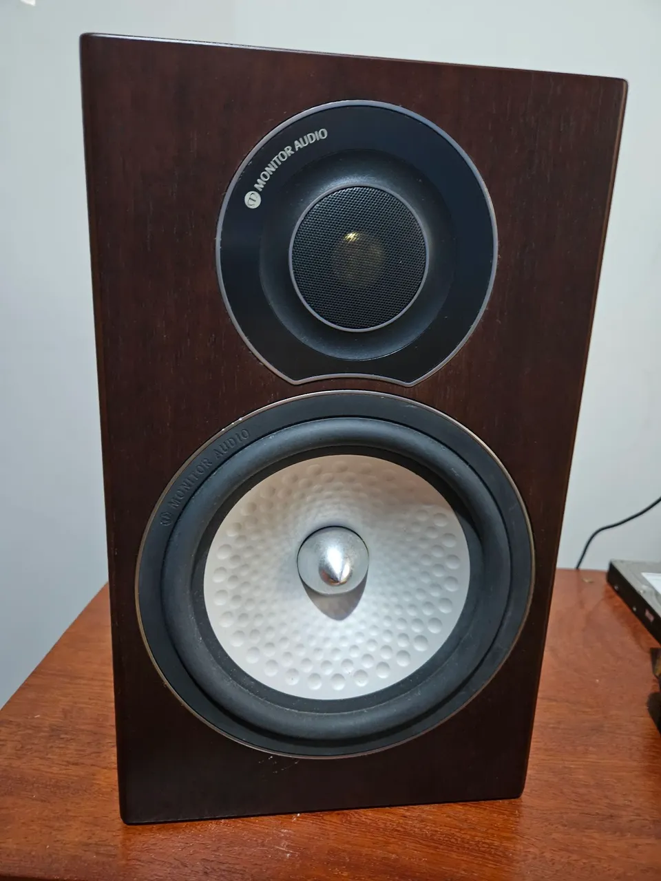 Par de Caixas Monitor Audio silver