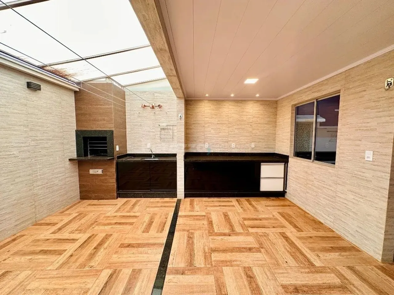 Excelente Casa localizado no Jardins Mangueiral na QC 04 por R$4.500,00. TAXA DE CONDOMÍNI