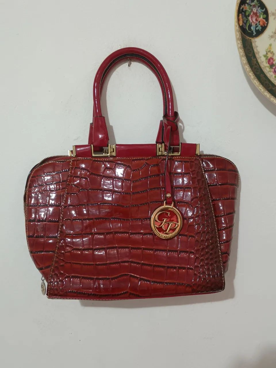 Bolsa de mão vermelha com textura croco