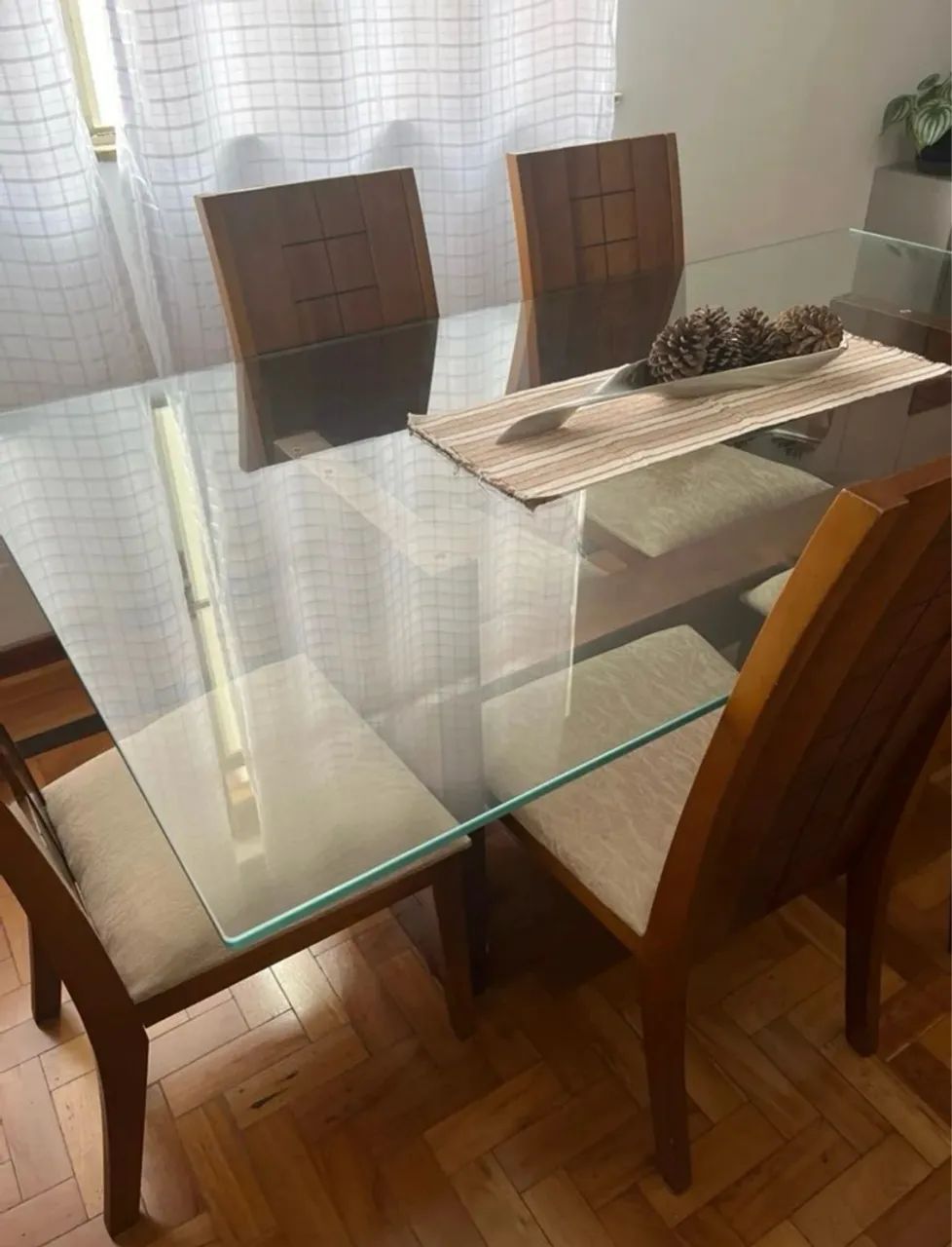Mesa de jantar com tampo de vidro e cadeiras - Foto 5