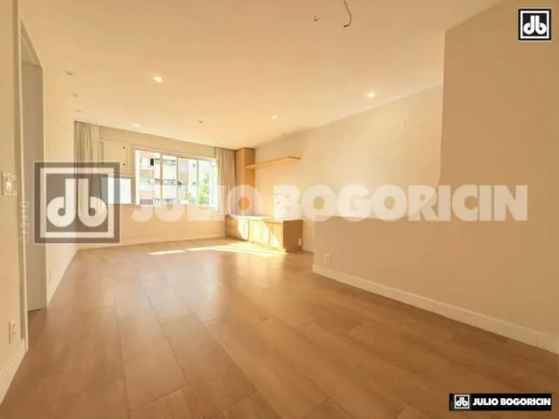 Imobiliaria julio Bogoricin vende imóvel com três dormitórios decorado frente com vaga esc
