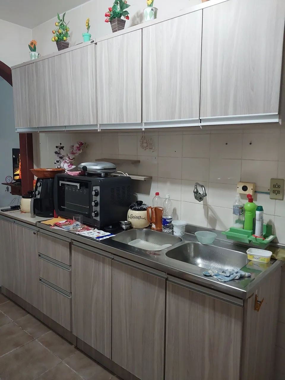 Armário de cozinha em ótimo estado