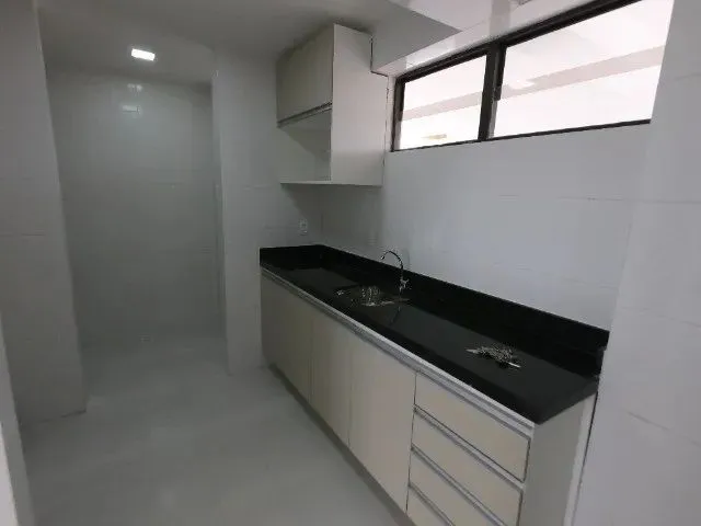 2 qtos. sendo 1 suíte, 60m, último andar, lazer completo, elevador, gerador.