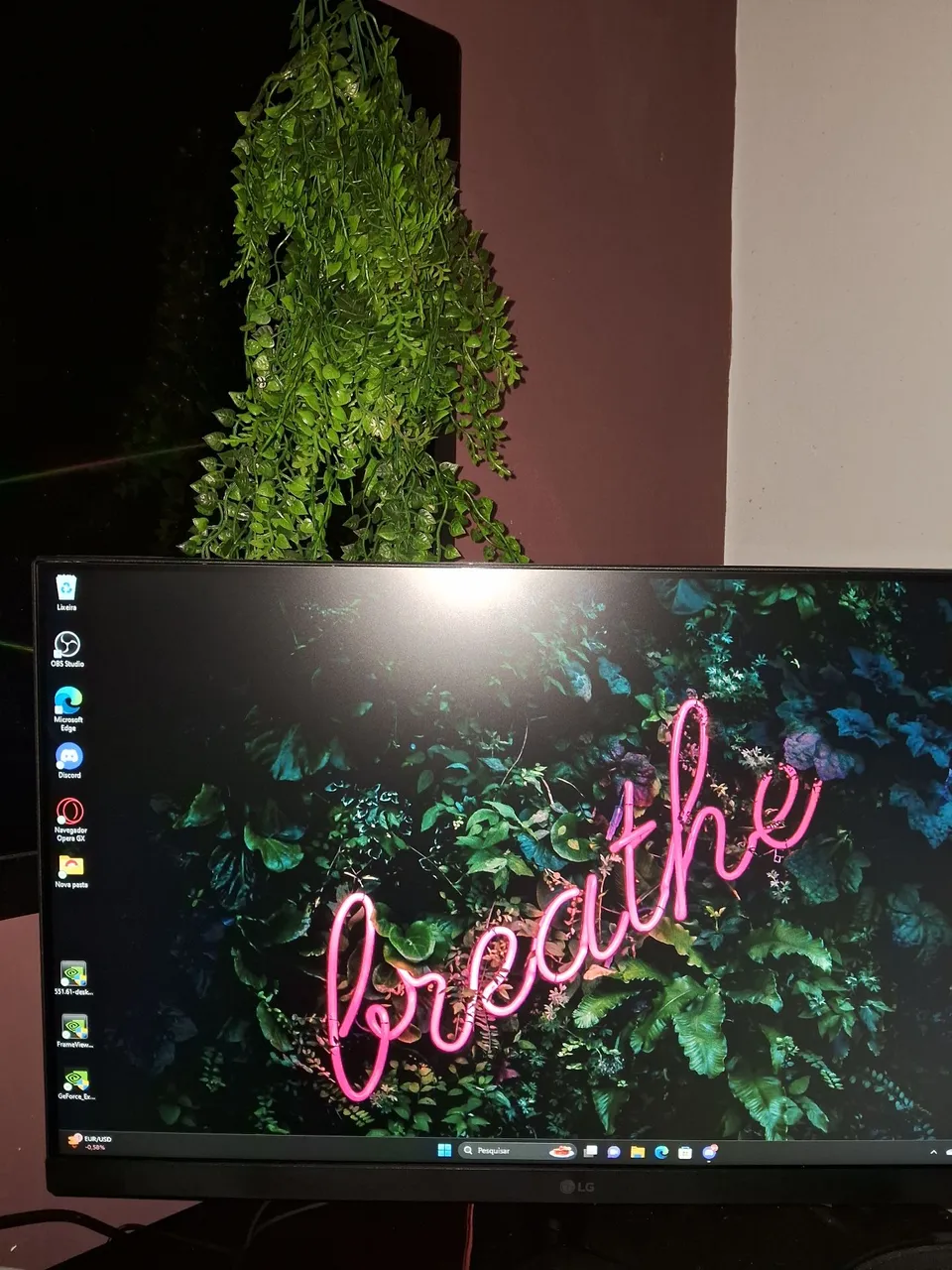 Monitor LG 144Hz IPS com braço articulador