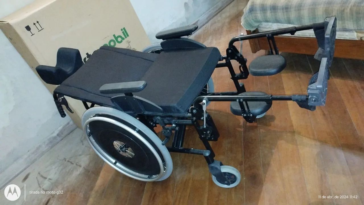 Cadeira de rodas reclinável e pés elevaveis. - Foto 3