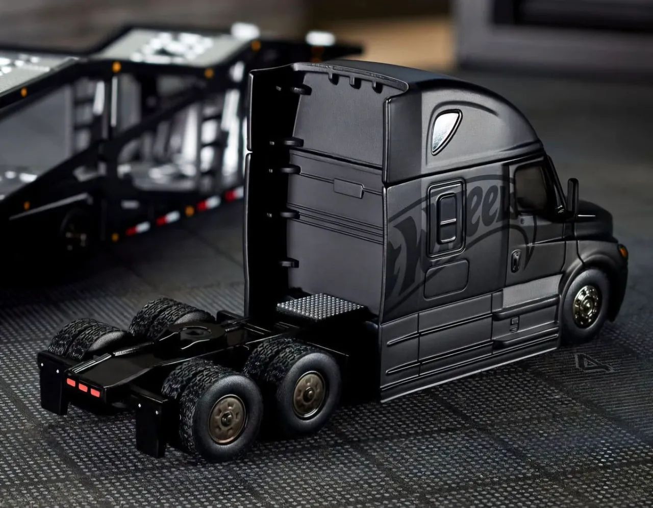Hot Wheels Elite 64 Freightliner Cascadia Transport - Brinquedos e