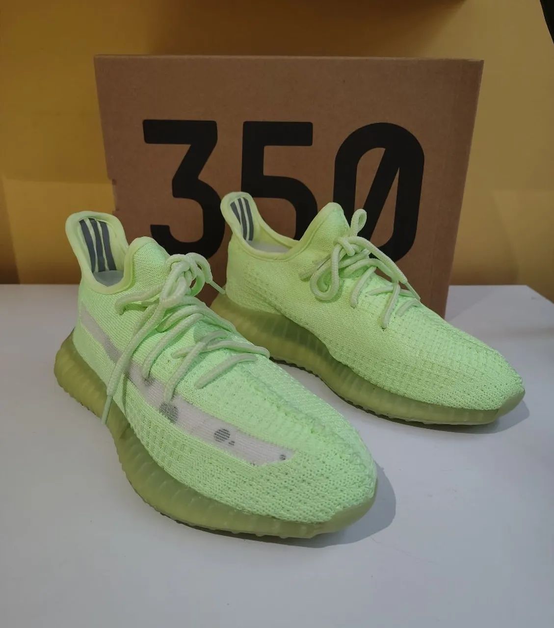 Tênis Yeezy boost glow in the dark