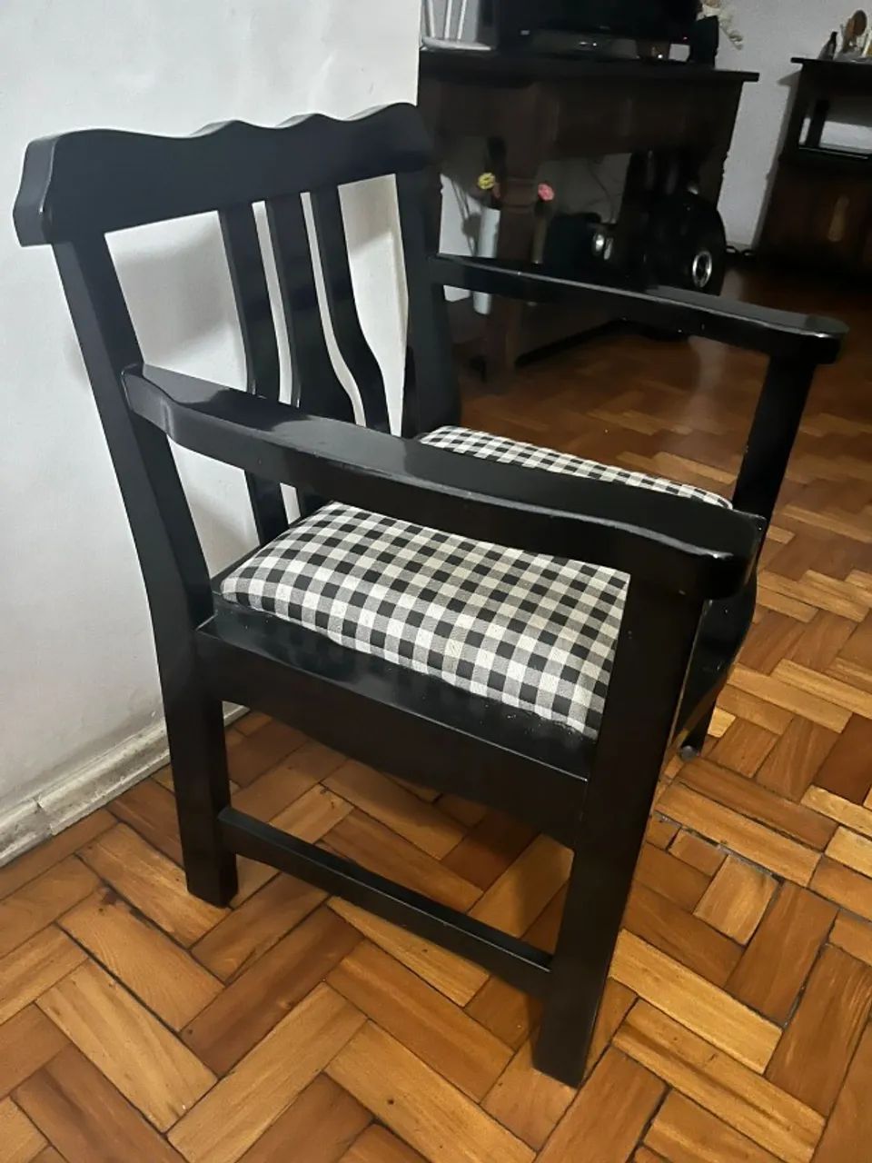 DUAS CADEIRAS DECORATIVAS EM LACA - VALOR TOTAL - Foto 3