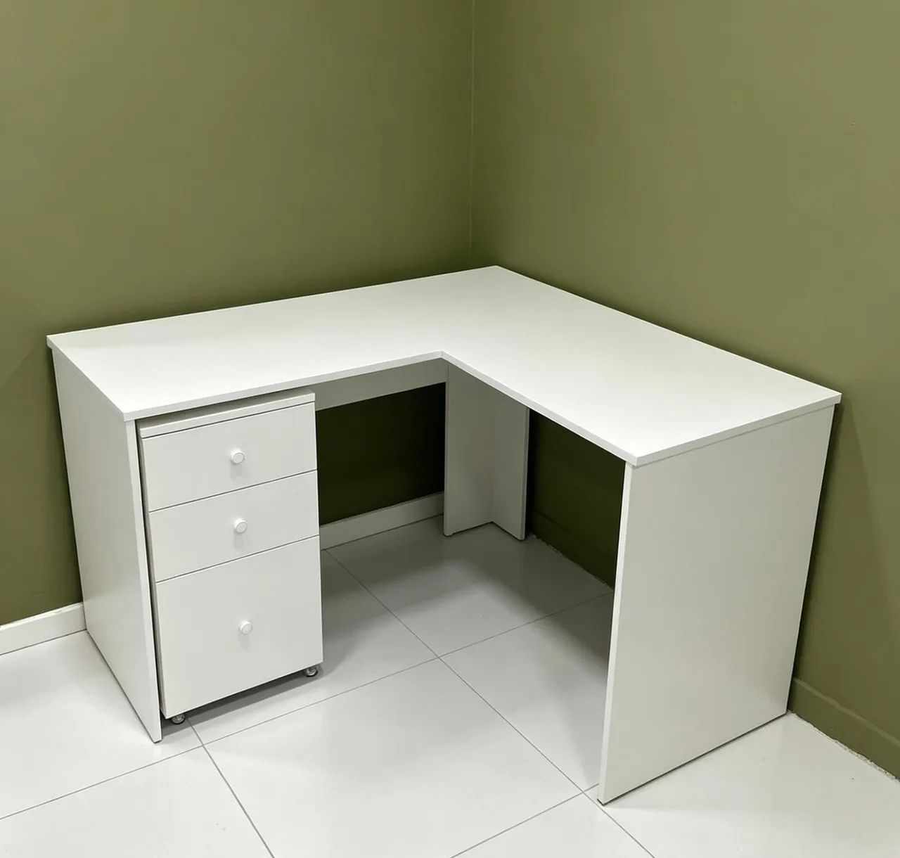 Mesa L com gaveteiro em mdf