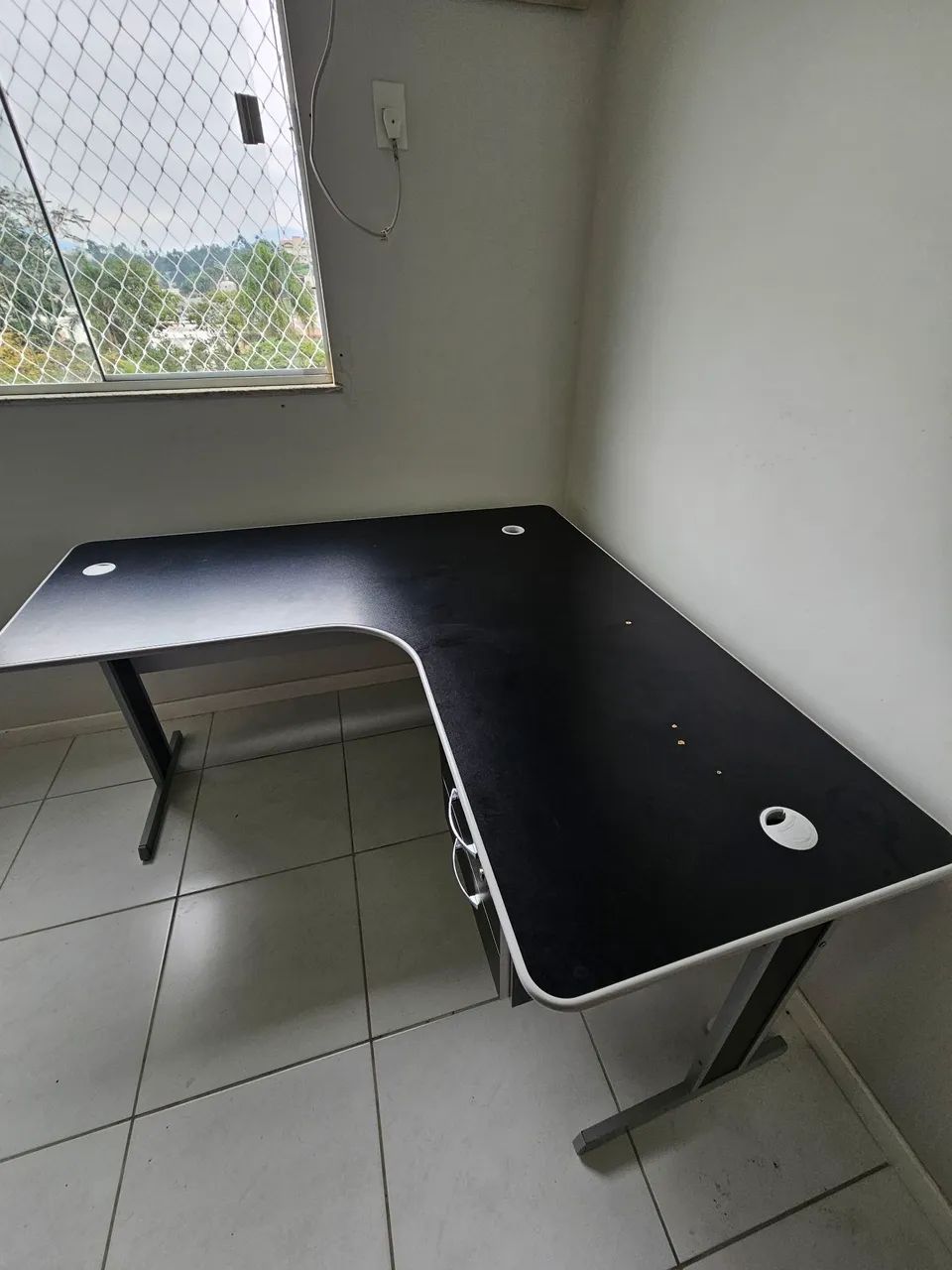 Mesa de Escritório em Canto (L) - Robusta, Estável e com Gaveta de Chave - Foto 4