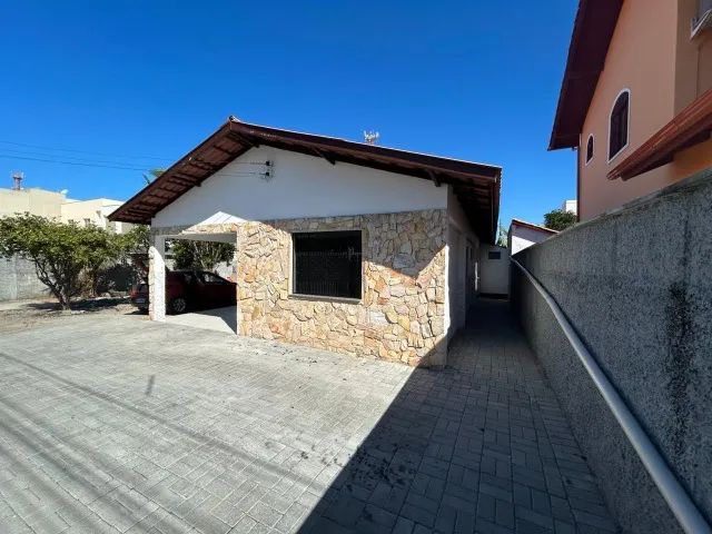 Casa para alugar, 3 quartos, 2 banheiros, amplo pátio e garagem - Foto 2