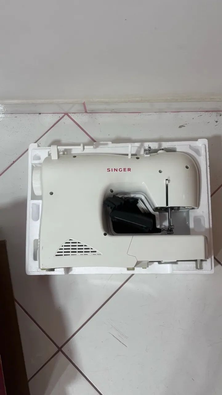 Máquina de costura Singer- NOVA - Foto 2