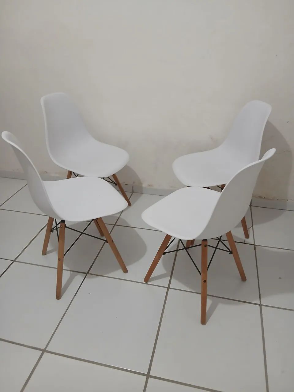 4 cadeiras (eiffe) semi novas, em bom estado  - Foto 2