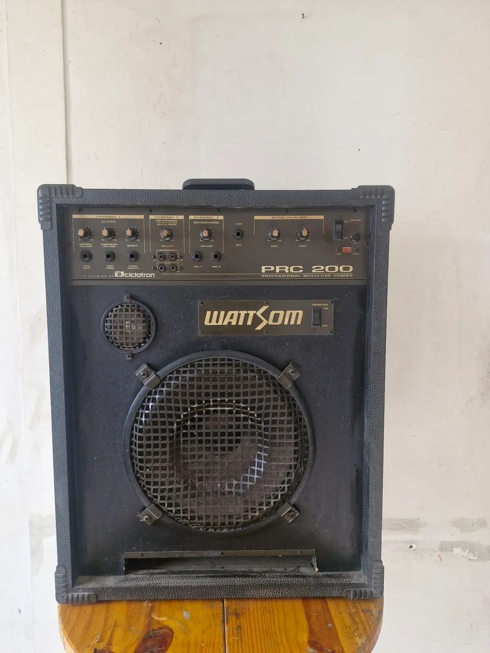 Caixa amplificada PRC200