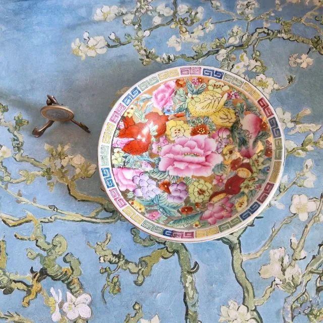 Conjunto decorativo de porcelana chinesa vintage. Dois itens: prato 15 cm e uma xicrinha  - Foto 4