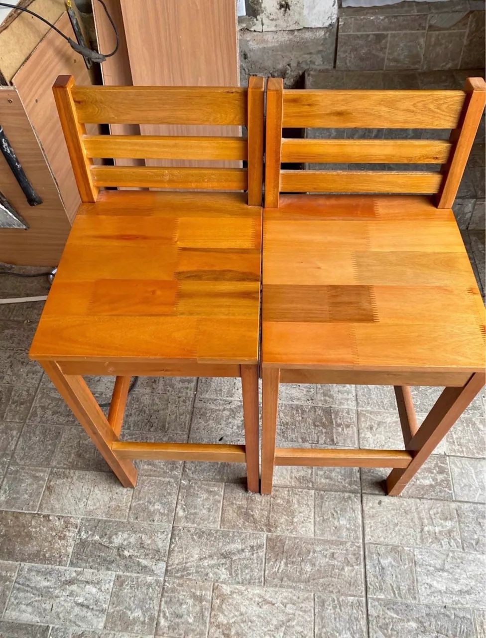 Vende-se 2 banquetas de madeira em excelente estado