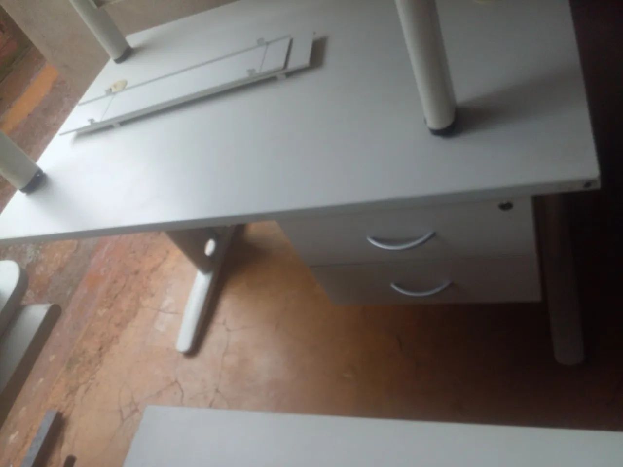 Mesa para escritório base em aço com duas gavetas (não entrego) - Foto 2