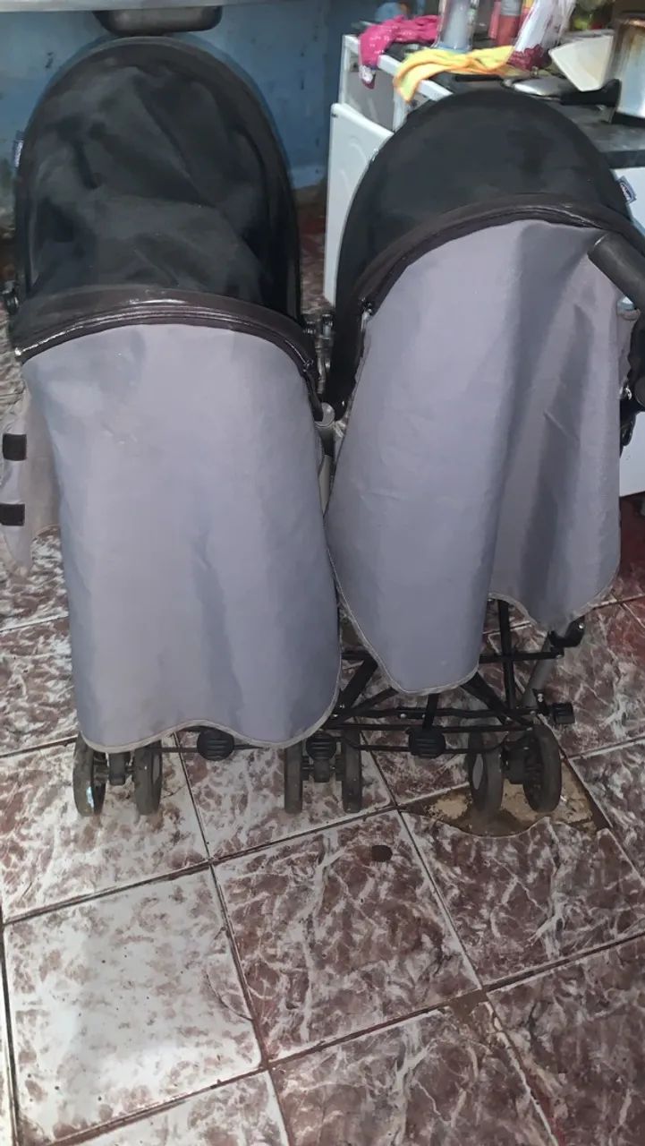 Carrinho de gêmeos