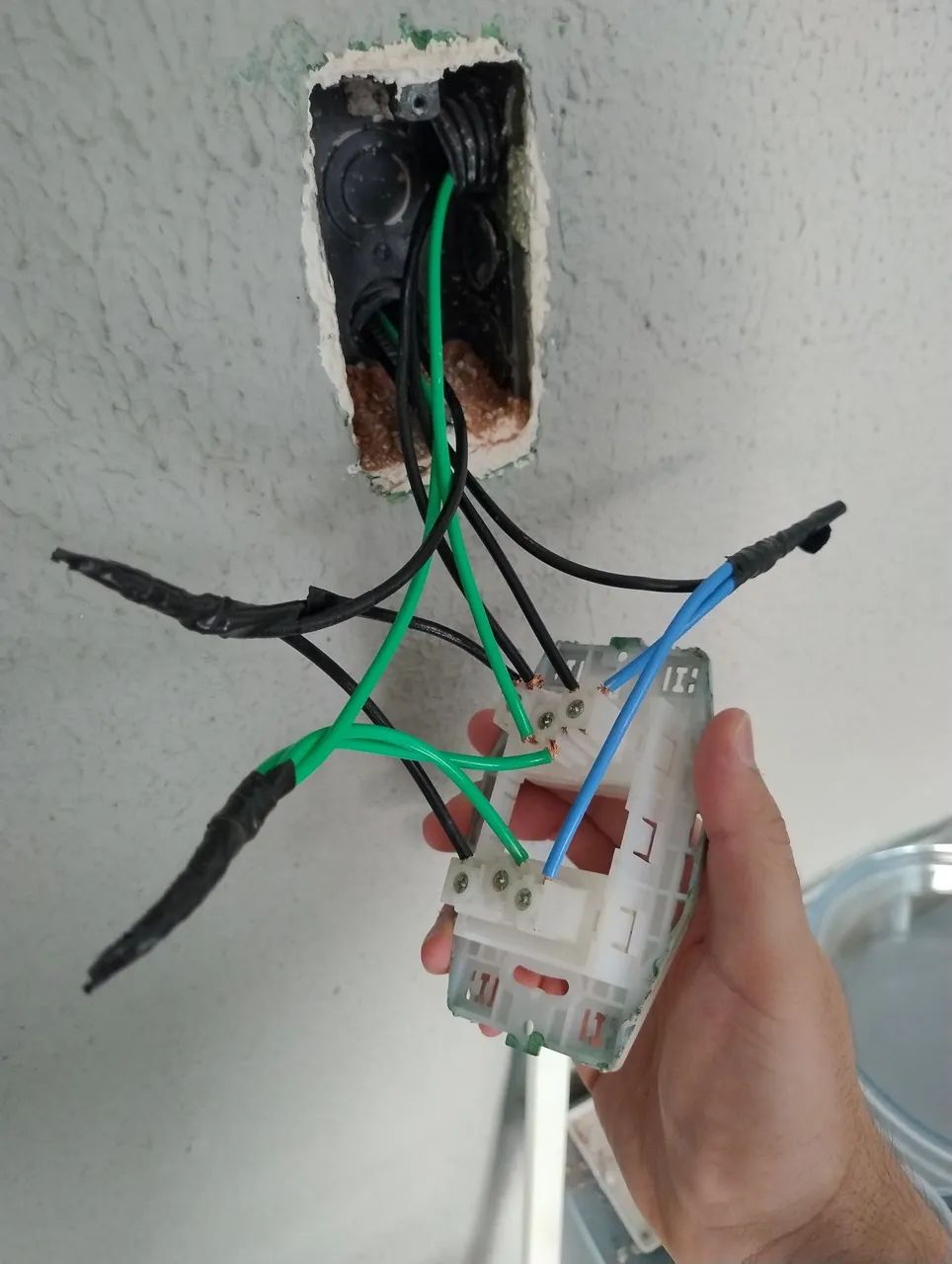 Ajudante de Eletricista e Ar Condicionado