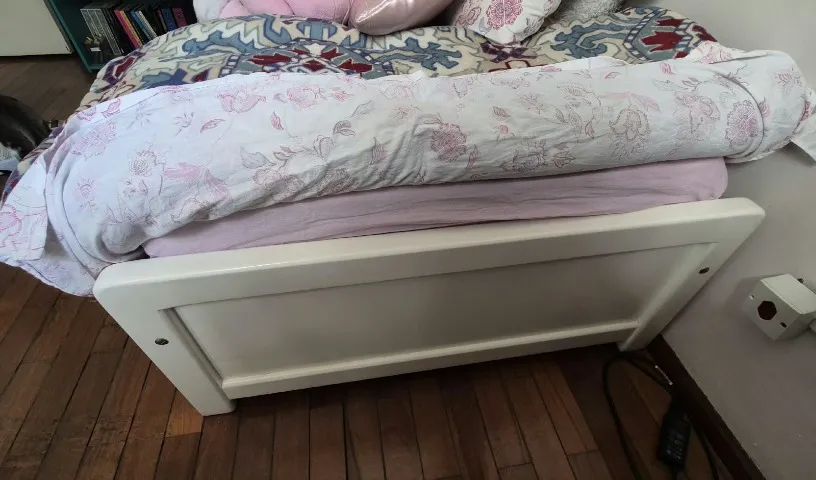 Cama de solteiro de madeira laqueada em branco - Foto 3