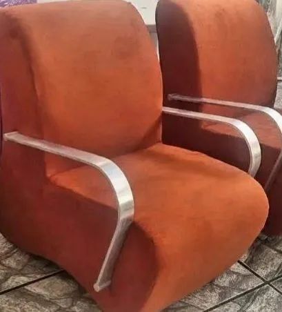 Poltronas Confortáveis Acolchoadas com Braços de Alumínio Polido 