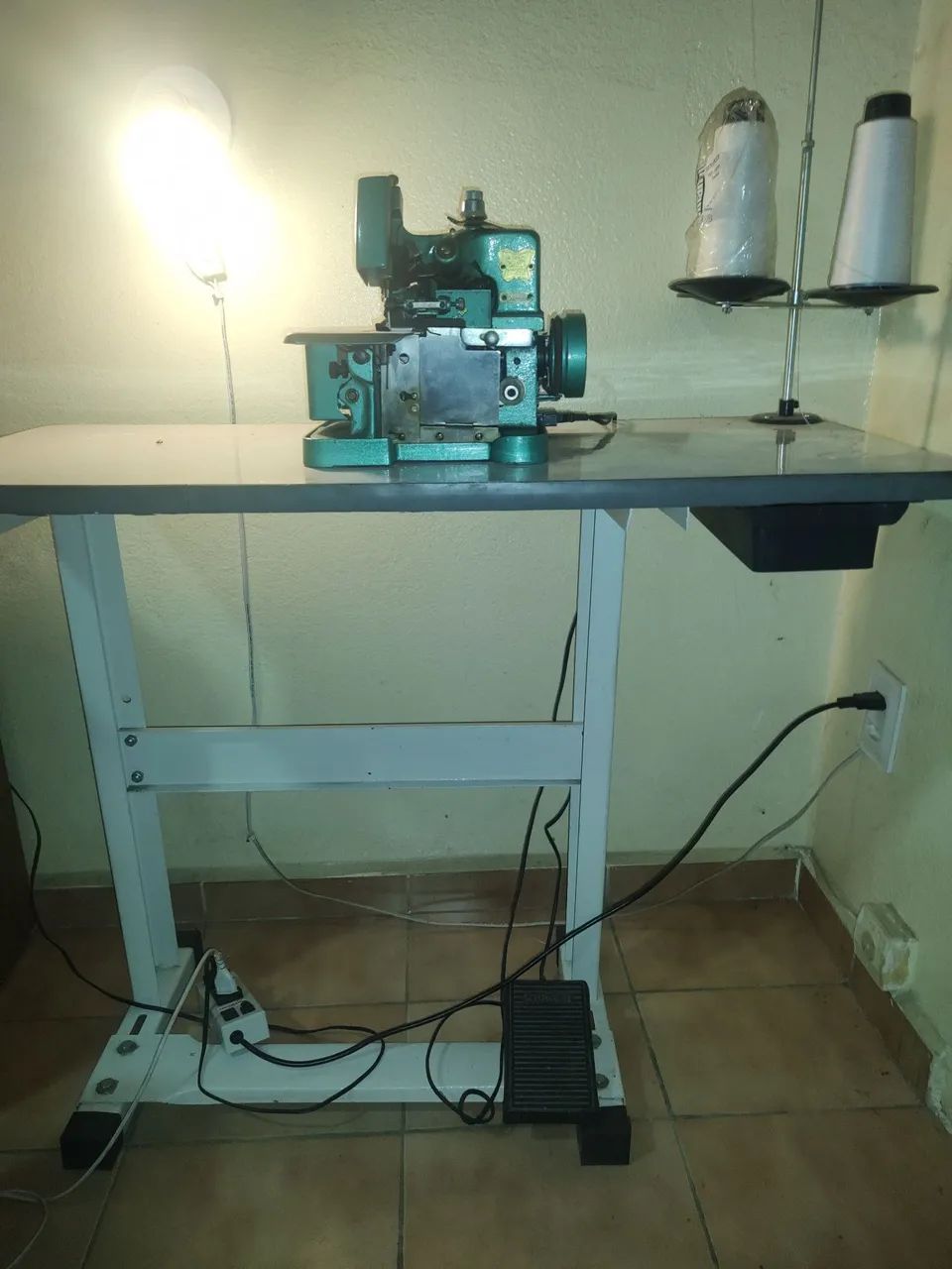 Máquina overloque COM MESA!  TOP - Foto 2
